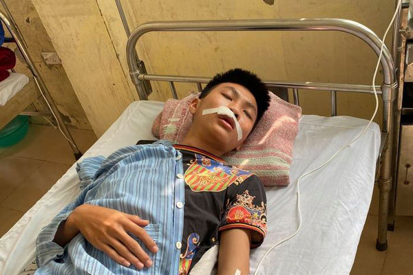 Hà Nội: Phẫn nộ nữ sinh lớp 10 bị bạn lột áo kéo lê trên đường-2