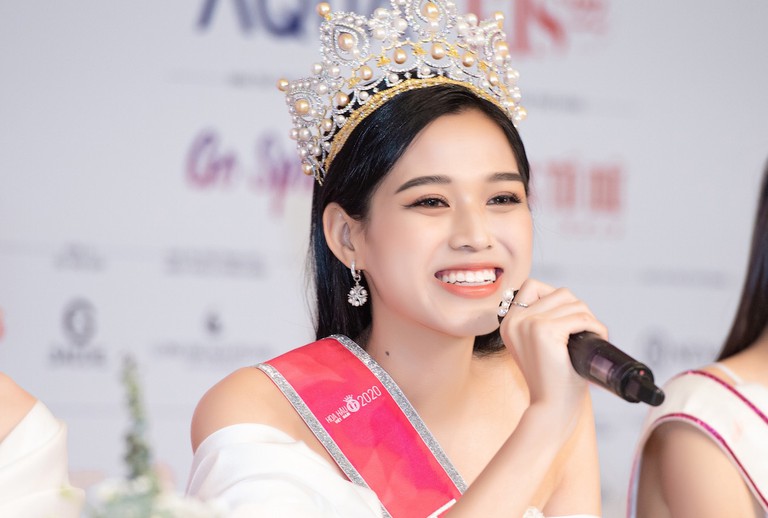 Ngoài hàm răng không đều, Tân Hoa hậu Đỗ Thị Hà còn có thêm một nhược điểm nhan sắc mà để ý kỹ mới nhận ra-6