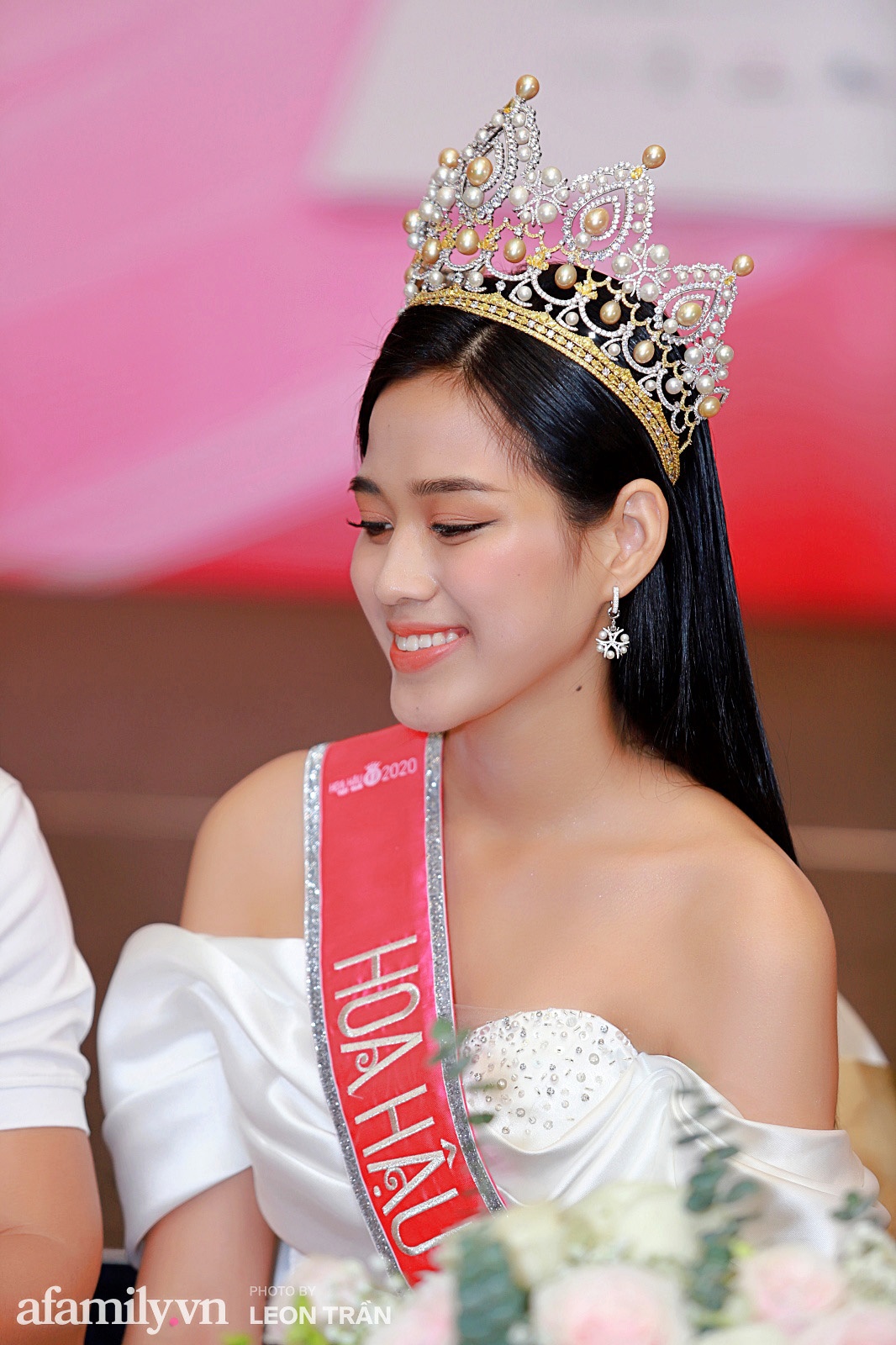 Ngoài hàm răng không đều, Tân Hoa hậu Đỗ Thị Hà còn có thêm một nhược điểm nhan sắc mà để ý kỹ mới nhận ra-4