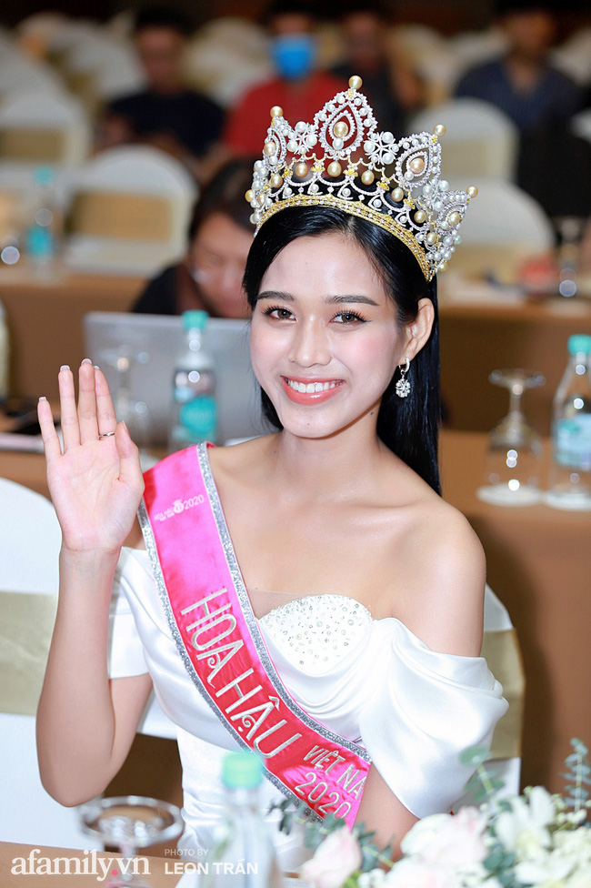 Ngoài hàm răng không đều, Tân Hoa hậu Đỗ Thị Hà còn có thêm một nhược điểm nhan sắc mà để ý kỹ mới nhận ra-5