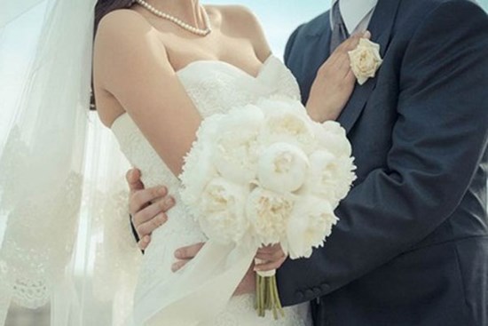 Đại gia thuê người làm đám cưới giả, cô dâu khóc ngất trong hôn lễ