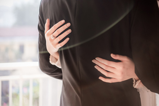 Lễ rước dâu Á hậu Tường San: Cô dâu đeo nhẫn kim cương khủng, kiên quyết không hé lộ dung mạo chú rể!-5