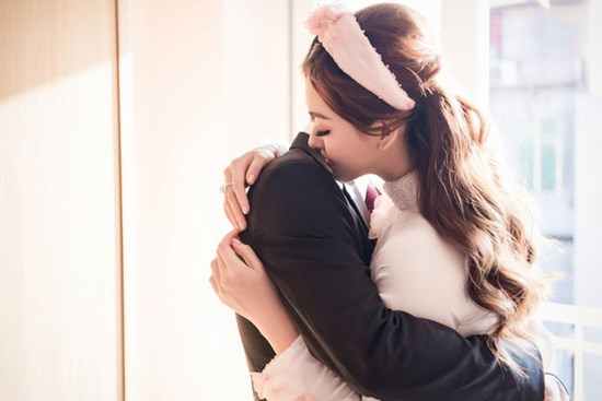 Lễ rước dâu Á hậu Tường San: Cô dâu đeo nhẫn kim cương khủng, kiên quyết không hé lộ dung mạo chú rể!