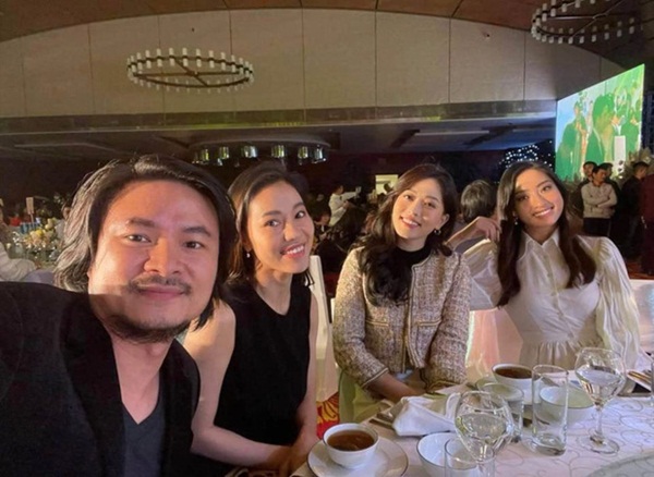 Cập nhật đám cưới Tường San: Quân đoàn các nàng Hậu tụ họp, Tiểu Vy bất ngờ bắt được hoa cưới nhưng sao lại dúi vào tay Đỗ Mỹ Linh thế này?-3