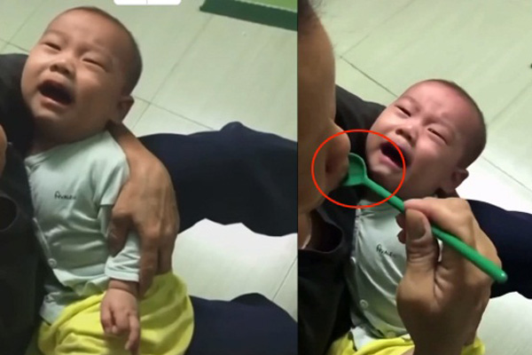 Bức xúc khi xem clip bé khóc ngằn ngặt bà vẫn đút liên tục, thìa nào cũng phải cho vào miệng rồi mới nhả ra cho cháu ăn-1