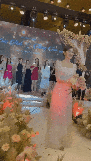 Cập nhật đám cưới Tường San: Quân đoàn các nàng Hậu tụ họp, Tiểu Vy bất ngờ bắt được hoa cưới nhưng sao lại dúi vào tay Đỗ Mỹ Linh thế này?-7