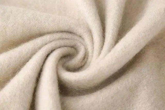 Áo len cashmere, áo khoác dạ... trang phục mùa đông rất nặng và khó giặt? Mách bạn 7 mẹo làm sạch quần áo mùa đông siêu thiết thực-2