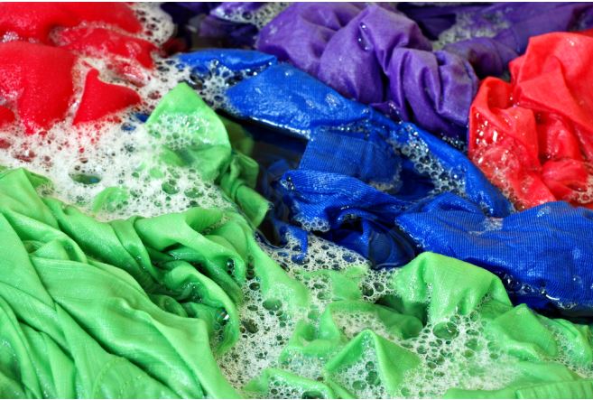 Áo len cashmere, áo khoác dạ... trang phục mùa đông rất nặng và khó giặt? Mách bạn 7 mẹo làm sạch quần áo mùa đông siêu thiết thực-9