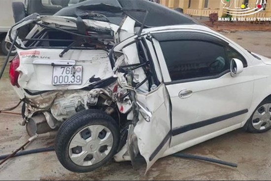 Video: Xe ô tô con biến dạng, tan nát sau cú tông mạnh của xe tải