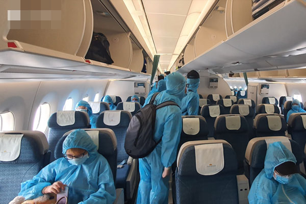 Nam tiếp viên Vietnam Airlines vi phạm quy định cách ly tại nhà, tiếp xúc với bạn bè và người thân trong đó có bệnh nhân 1.347-3