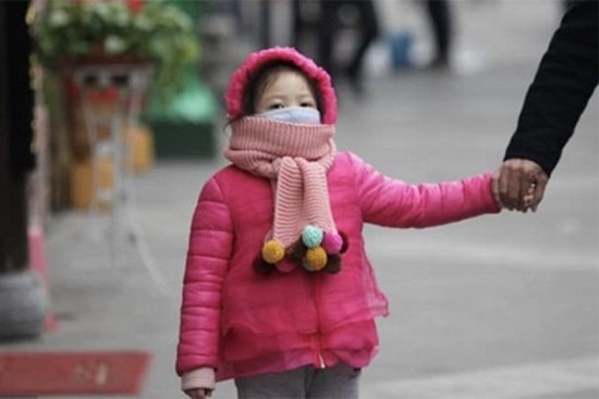Mùa đông có hai bộ phận này của bé bị lạnh, nghĩa là cơ thể bé đã rất lạnh rồi! Mẹ đừng bỏ qua nhé