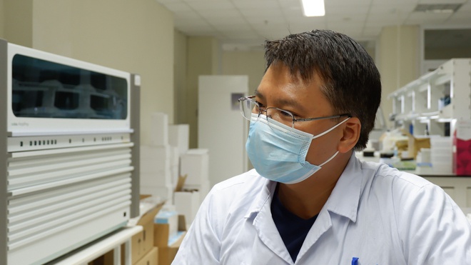 Vì sao nam tiếp viên hàng không xét nghiệm lần 3 mới dương tính nCoV?-1