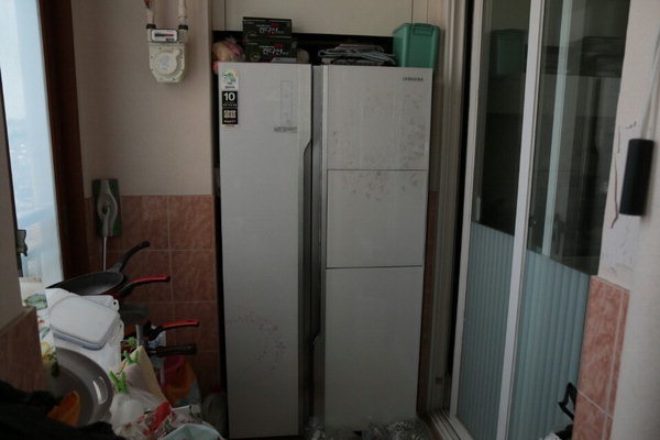 2 đứa trẻ được cứu khỏi tay ác mẫu nhưng câu nói của bé trai lớn hơn mới tiết lộ tội ác thật sự nằm trong tủ lạnh của bà mẹ-2