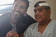 Bạn trai của tình cũ Maradona tiết lộ sốc: Diego phải ở nhà tồi tàn, không có phòng tắm, bị ngã trước khi mất mà không ai đưa đi chụp chiếu