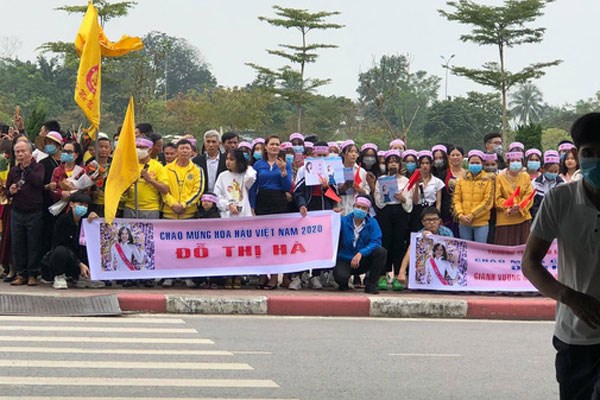 Người dân tập trung đông ở sân bay chào mừng Đỗ Thị Hà về quê sau hơn 1 tuần đăng quang Hoa hậu Việt Nam