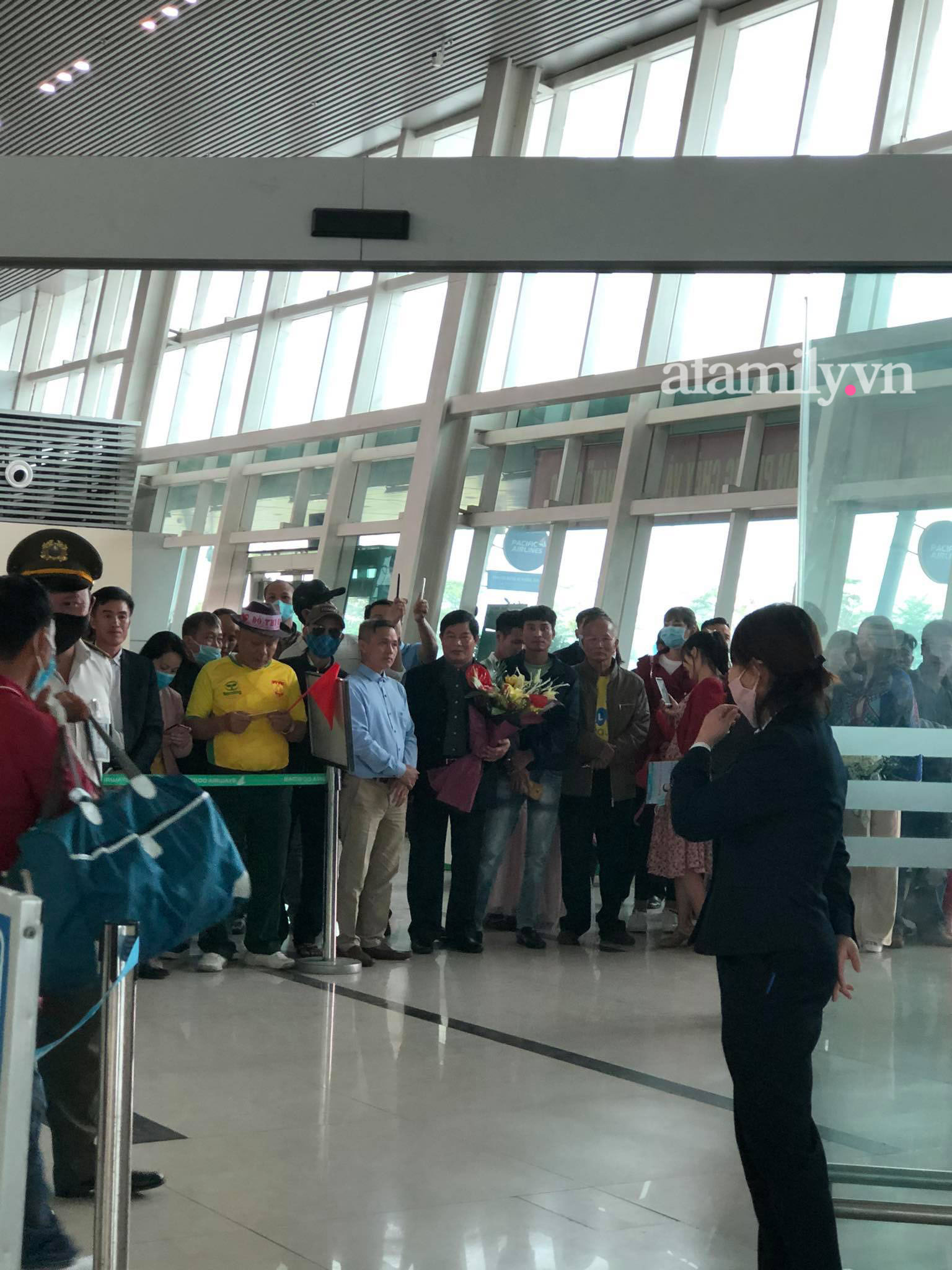 Người dân tập trung đông ở sân bay chào mừng Đỗ Thị Hà về quê sau hơn 1 tuần đăng quang Hoa hậu Việt Nam-4