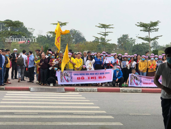 Người dân tập trung đông ở sân bay chào mừng Đỗ Thị Hà về quê sau hơn 1 tuần đăng quang Hoa hậu Việt Nam-1
