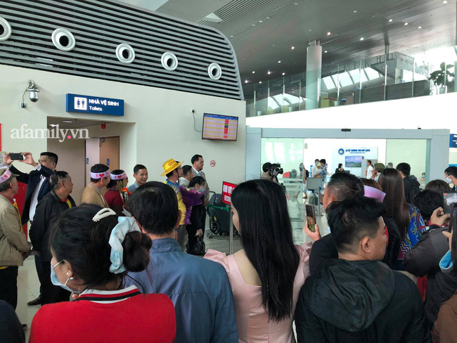 Người dân tập trung đông ở sân bay chào mừng Đỗ Thị Hà về quê sau hơn 1 tuần đăng quang Hoa hậu Việt Nam-2