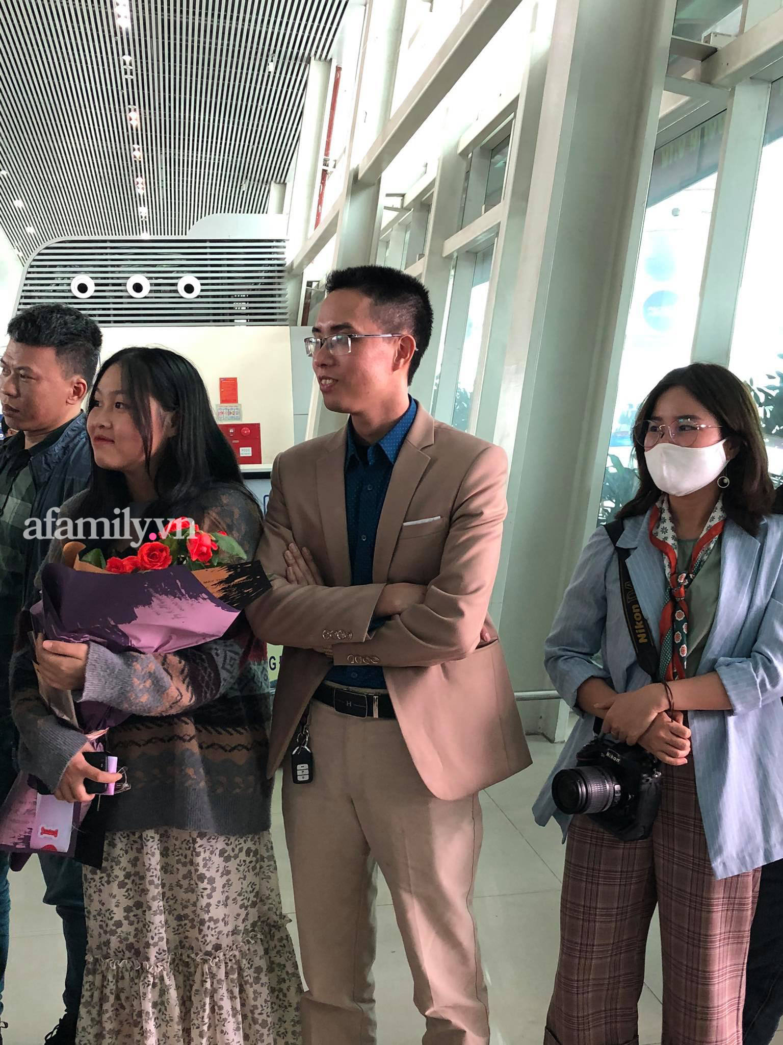 Người dân tập trung đông ở sân bay chào mừng Đỗ Thị Hà về quê sau hơn 1 tuần đăng quang Hoa hậu Việt Nam-6