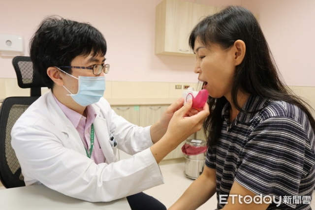 Có tiền sử bị hen suyễn, lại học theo thói xấu từ bạn bè và bỏ qua lời dặn của bác sĩ, cô gái phải nhập viện cấp cứu-1