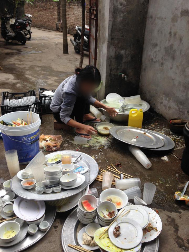 Bị bắt rửa 8 mâm bát ngay trong ngày ra mắt, cô gái trẻ có pha xử lý không tưởng tượng nổi” với 300 nghìn đồng khiến nhiều người bức xúc-2
