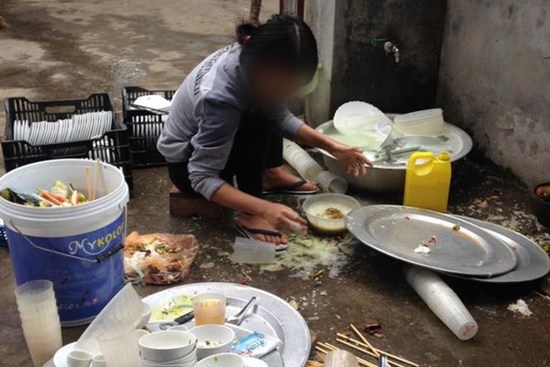 Bị bắt rửa 8 mâm bát ngay trong ngày ra mắt, cô gái trẻ có pha xử lý “không tưởng tượng nổi” với 300 nghìn đồng khiến nhiều người bức xúc