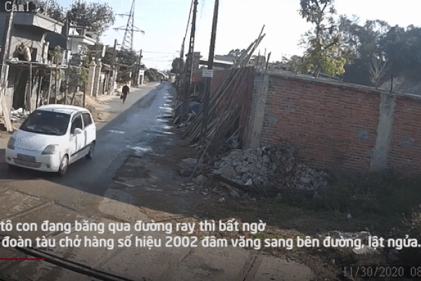 Video: Cố băng qua đường ray, ô tô con bị tàu hỏa tông lật ngửa