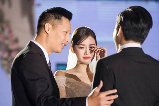Loạt ảnh trong đám cưới kín tiếng của Tường San: Cô dâu khóc rưng rưng cũng xinh nức nở, chú rể chỉ nhìn thấy bóng lưng
