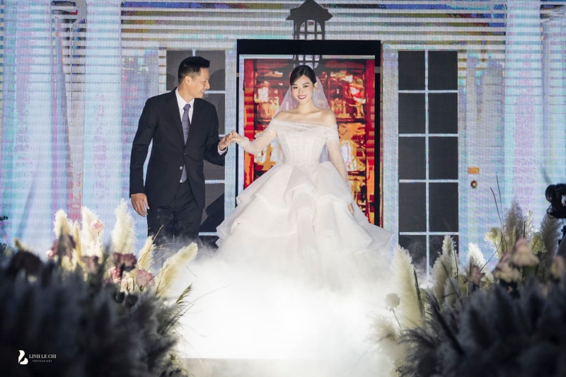 Loạt ảnh trong đám cưới kín tiếng của Tường San: Cô dâu khóc rưng rưng cũng xinh nức nở, chú rể chỉ nhìn thấy bóng lưng-1