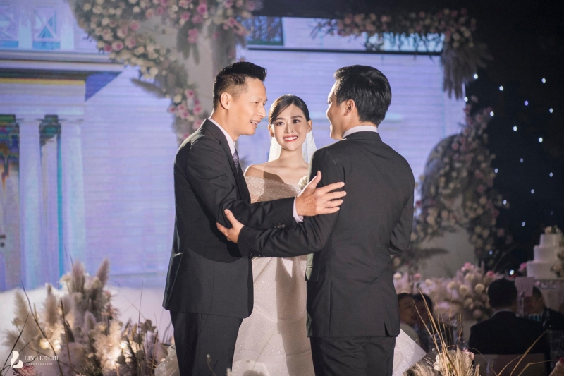 Loạt ảnh trong đám cưới kín tiếng của Tường San: Cô dâu khóc rưng rưng cũng xinh nức nở, chú rể chỉ nhìn thấy bóng lưng-3