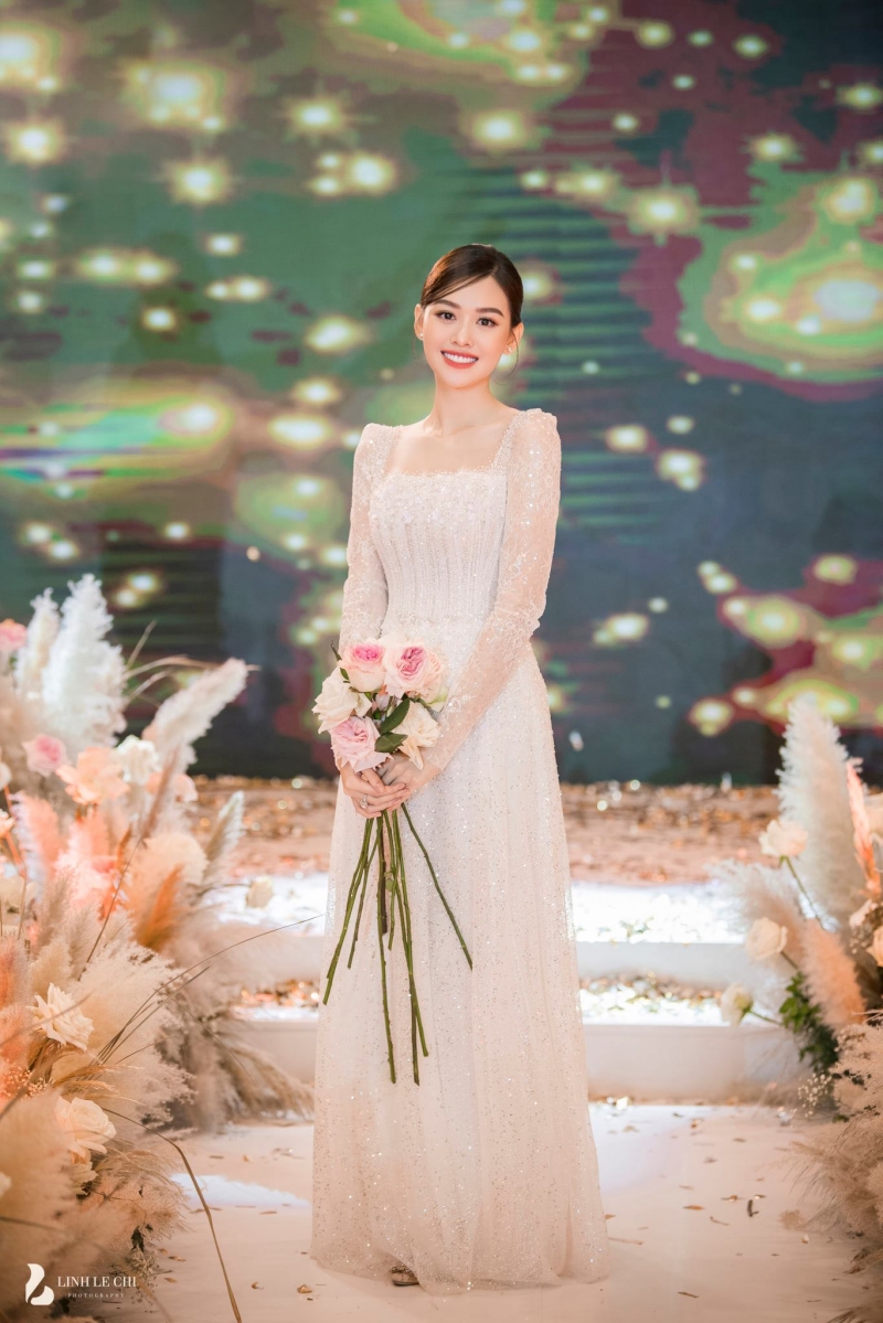 Loạt ảnh trong đám cưới kín tiếng của Tường San: Cô dâu khóc rưng rưng cũng xinh nức nở, chú rể chỉ nhìn thấy bóng lưng-5