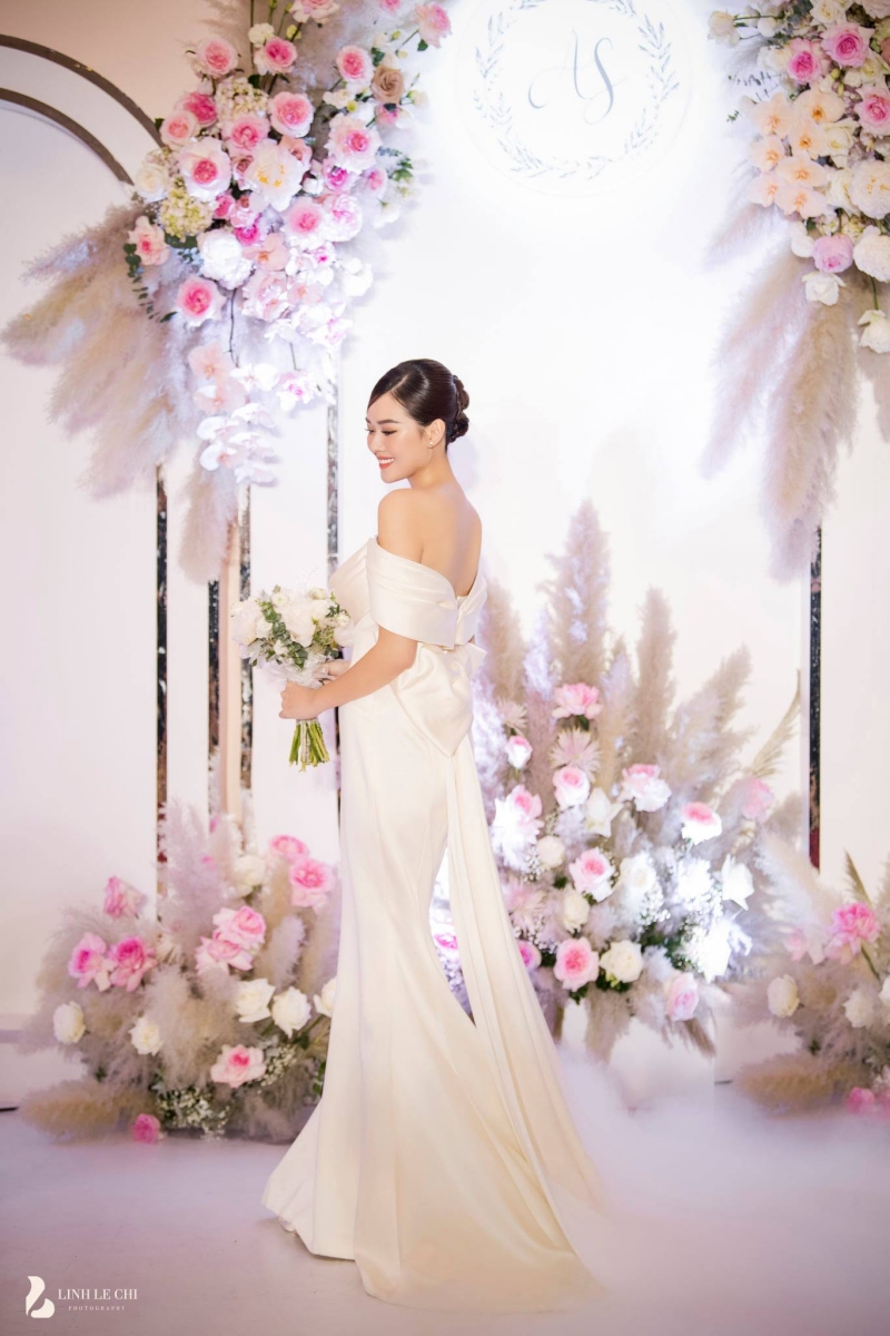 Loạt ảnh trong đám cưới kín tiếng của Tường San: Cô dâu khóc rưng rưng cũng xinh nức nở, chú rể chỉ nhìn thấy bóng lưng-13