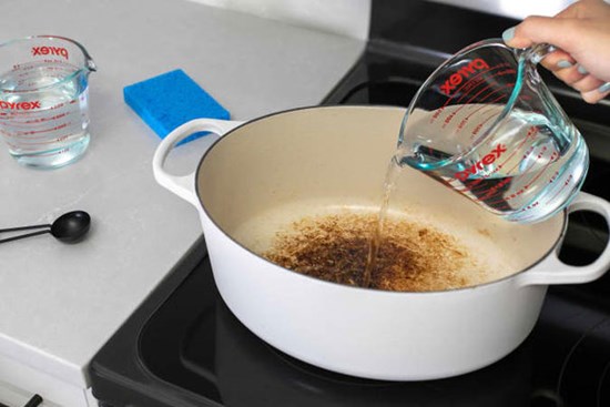 Mẹo làm sạch một chiếc nồi bị cháy chị em không thể bỏ qua!