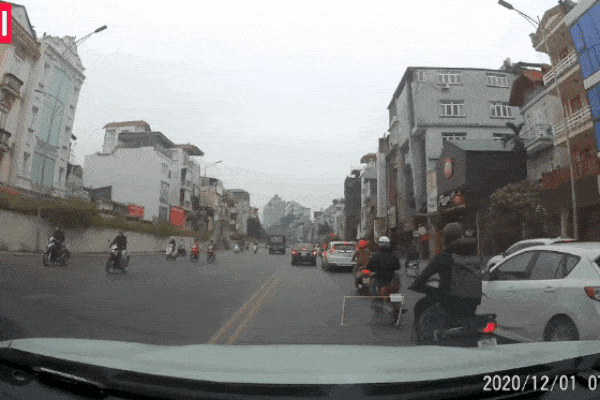 Clip: Ô tô con hung hăng tạt đầu loạt xe, 5 giây cuối hé lộ cái kết đau thương và ê chề-2