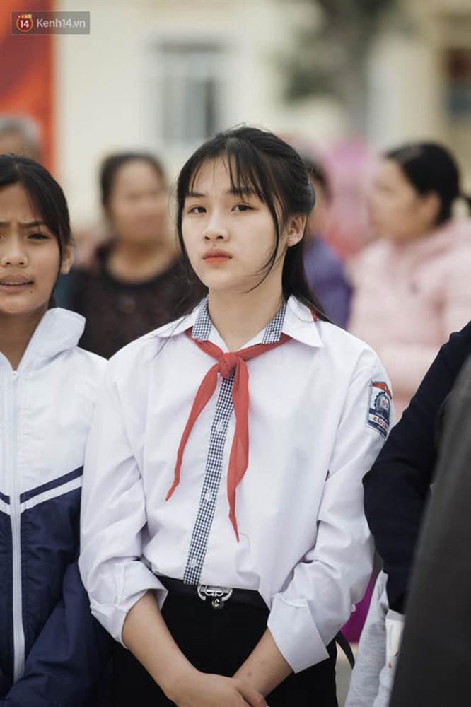 Nữ sinh cấp 2 chiếm spotlight trong ngày đón Hoa hậu Đỗ Thị Hà về quê, hạt giống nhan sắc tương lai quá!-1