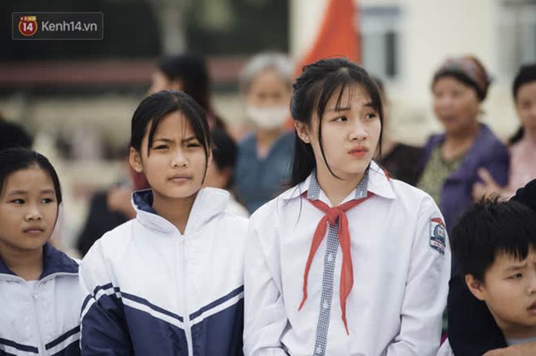 Nữ sinh cấp 2 chiếm spotlight trong ngày đón Hoa hậu Đỗ Thị Hà về quê, hạt giống nhan sắc tương lai quá!-4