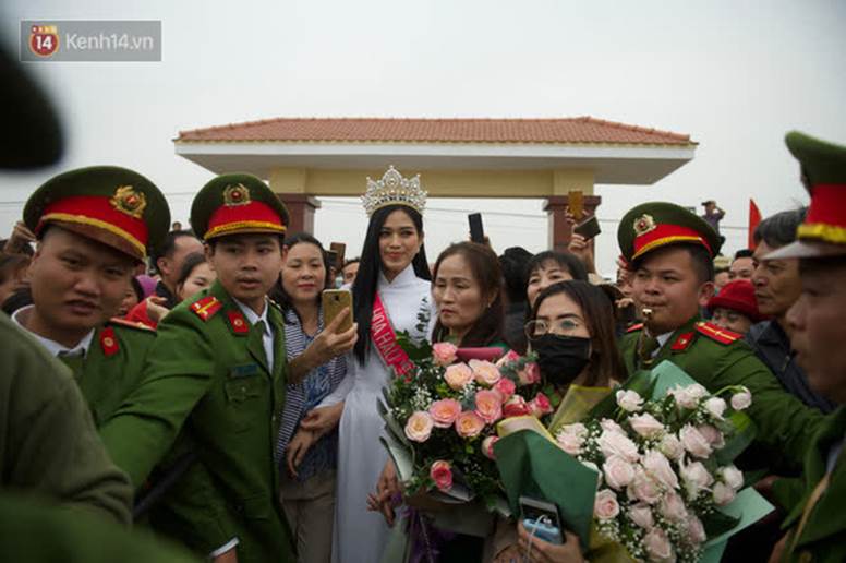 Nữ sinh cấp 2 chiếm spotlight trong ngày đón Hoa hậu Đỗ Thị Hà về quê, hạt giống nhan sắc tương lai quá!-5