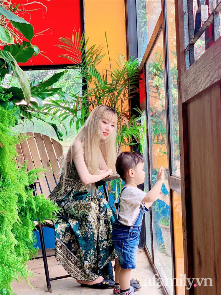 Mẹ đơn thân 25 tuổi dùng chân tắm cho con thuần thục, ai cũng đi từ thắc mắc đến cảm phục khi nhìn lên đôi tay của cô-4