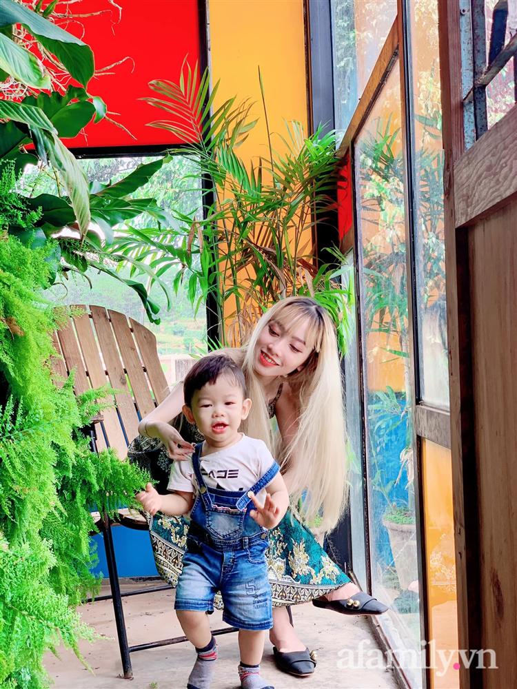 Mẹ đơn thân 25 tuổi dùng chân tắm cho con thuần thục, ai cũng đi từ thắc mắc đến cảm phục khi nhìn lên đôi tay của cô-5