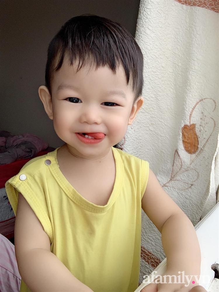 Mẹ đơn thân 25 tuổi dùng chân tắm cho con thuần thục, ai cũng đi từ thắc mắc đến cảm phục khi nhìn lên đôi tay của cô-8