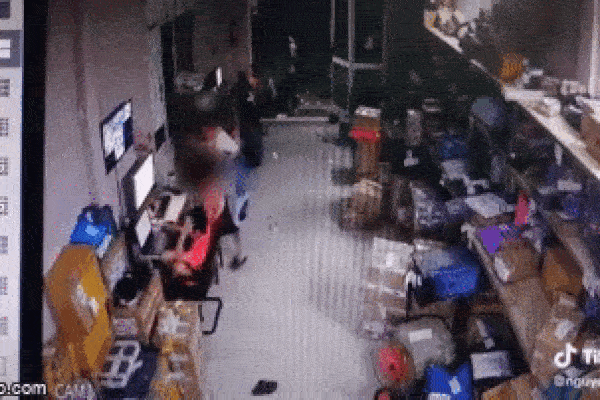 Cãi nhau, cô gái bất ngờ lái ô tô lao thẳng vào vị hôn phu-1