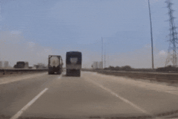 Clip: Ô tô con hung hăng tạt đầu loạt xe, 5 giây cuối hé lộ cái kết đau thương và ê chề