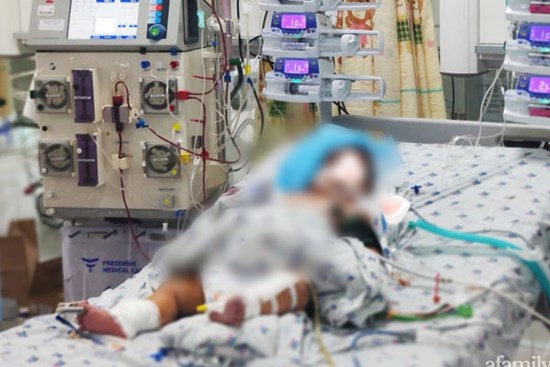 Bé trai 14 tháng tuổi mắc COVID-19 từng được bệnh nhân 1347 ôm hôn nựng má