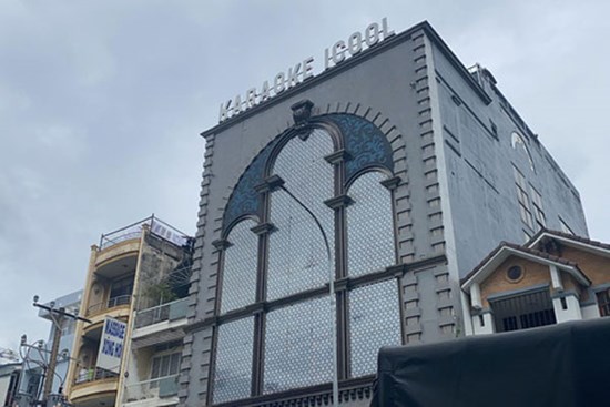 Bé trai 1 tuổi nhiễm COVID-19 đã tiếp xúc gần với 17 người, được đưa đi nhiều quán ăn, hội chợ và ra sân bay