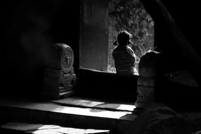 Con gái nhỏ nhìn vào góc tường bảo thấy người lạ, bố mẹ chi tiền tỷ để xua đuổi tà ma và một năm sau sự thật đau lòng hé lộ-1