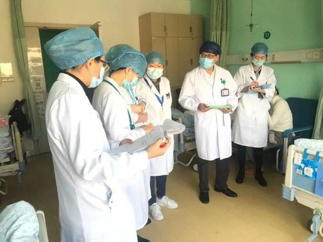 Con gái nhỏ nhìn vào góc tường bảo thấy người lạ, bố mẹ chi tiền tỷ để xua đuổi tà ma và một năm sau sự thật đau lòng hé lộ-2