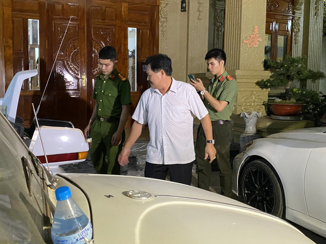 Khám xét nhà Thiện Soi - đại gia sở hữu 2 biệt thự dát vàng bị tố cho vay lãi cắt cổ-5