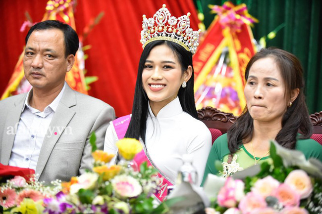 Loạt khoảnh khắc Đỗ Thị Hà về tới quê nhà hậu đăng quang Hoa hậu Việt Nam 2020, bà con làng xóm tập trung đông đủ-5