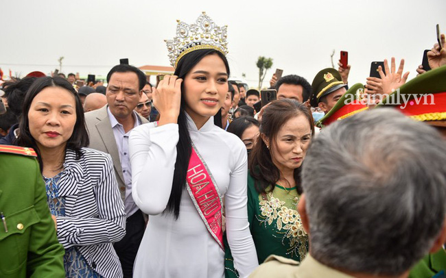 Loạt khoảnh khắc Đỗ Thị Hà về tới quê nhà hậu đăng quang Hoa hậu Việt Nam 2020, bà con làng xóm tập trung đông đủ-4
