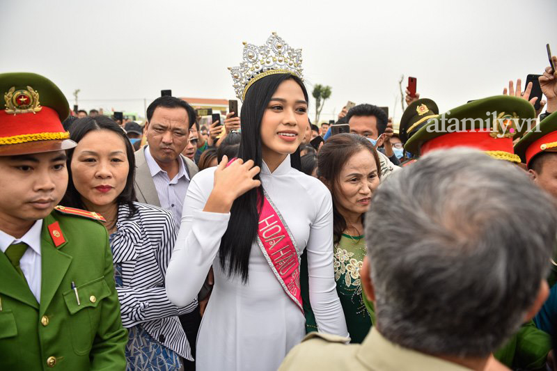 Loạt khoảnh khắc Đỗ Thị Hà về tới quê nhà hậu đăng quang Hoa hậu Việt Nam 2020, bà con làng xóm tập trung đông đủ-2